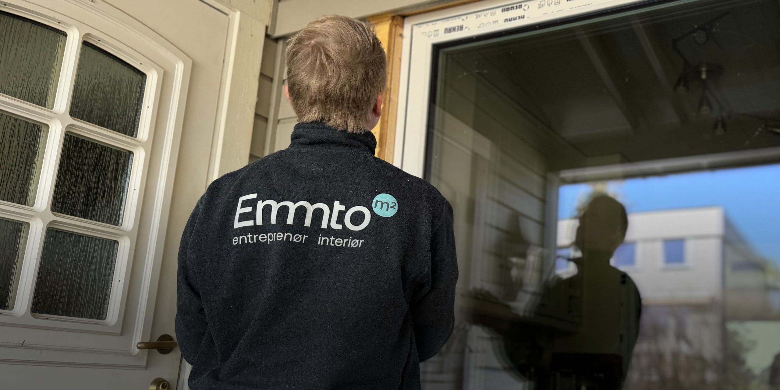 Bildet viser en snekker hos Emmto